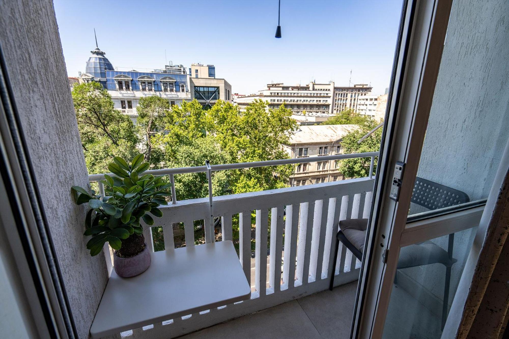 Romana Vibe Elegance In The Heart Of The City Bukares Bagian luar foto