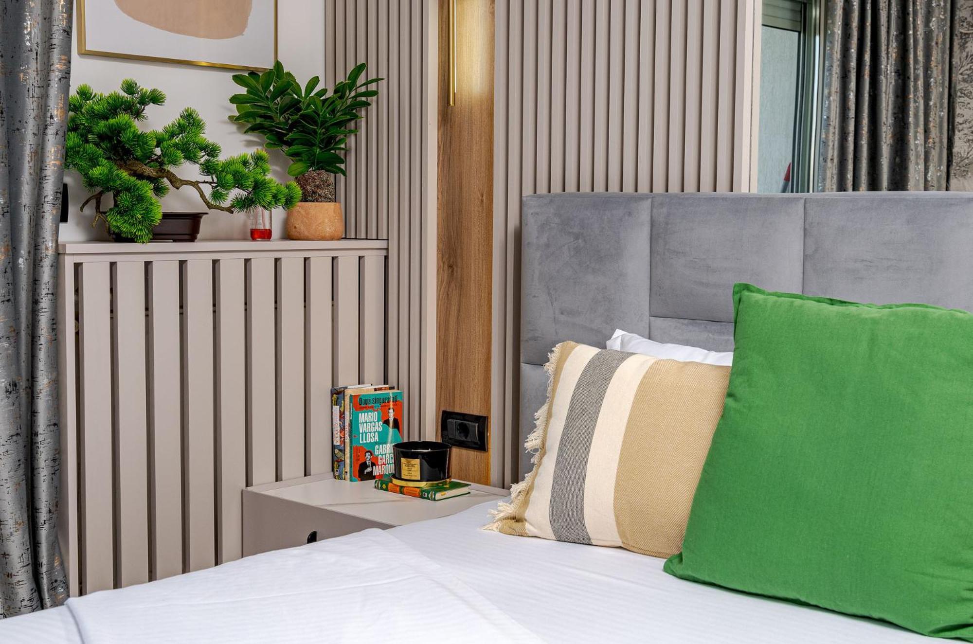 Romana Vibe Elegance In The Heart Of The City Bukares Bagian luar foto