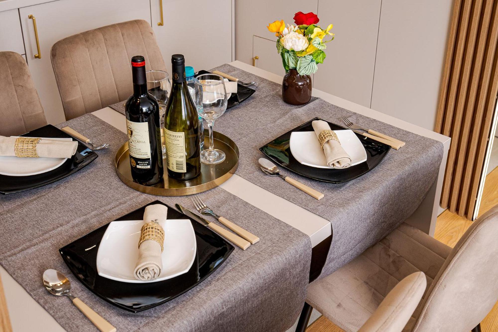 Romana Vibe Elegance In The Heart Of The City Bukares Bagian luar foto
