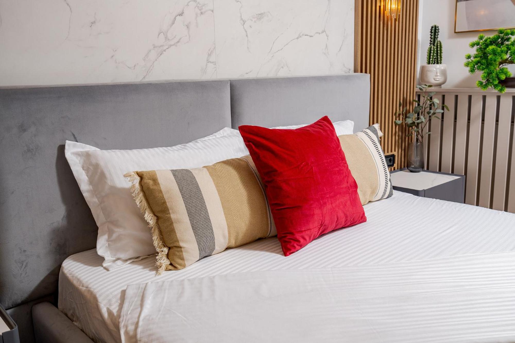 Romana Vibe Elegance In The Heart Of The City Bukares Bagian luar foto