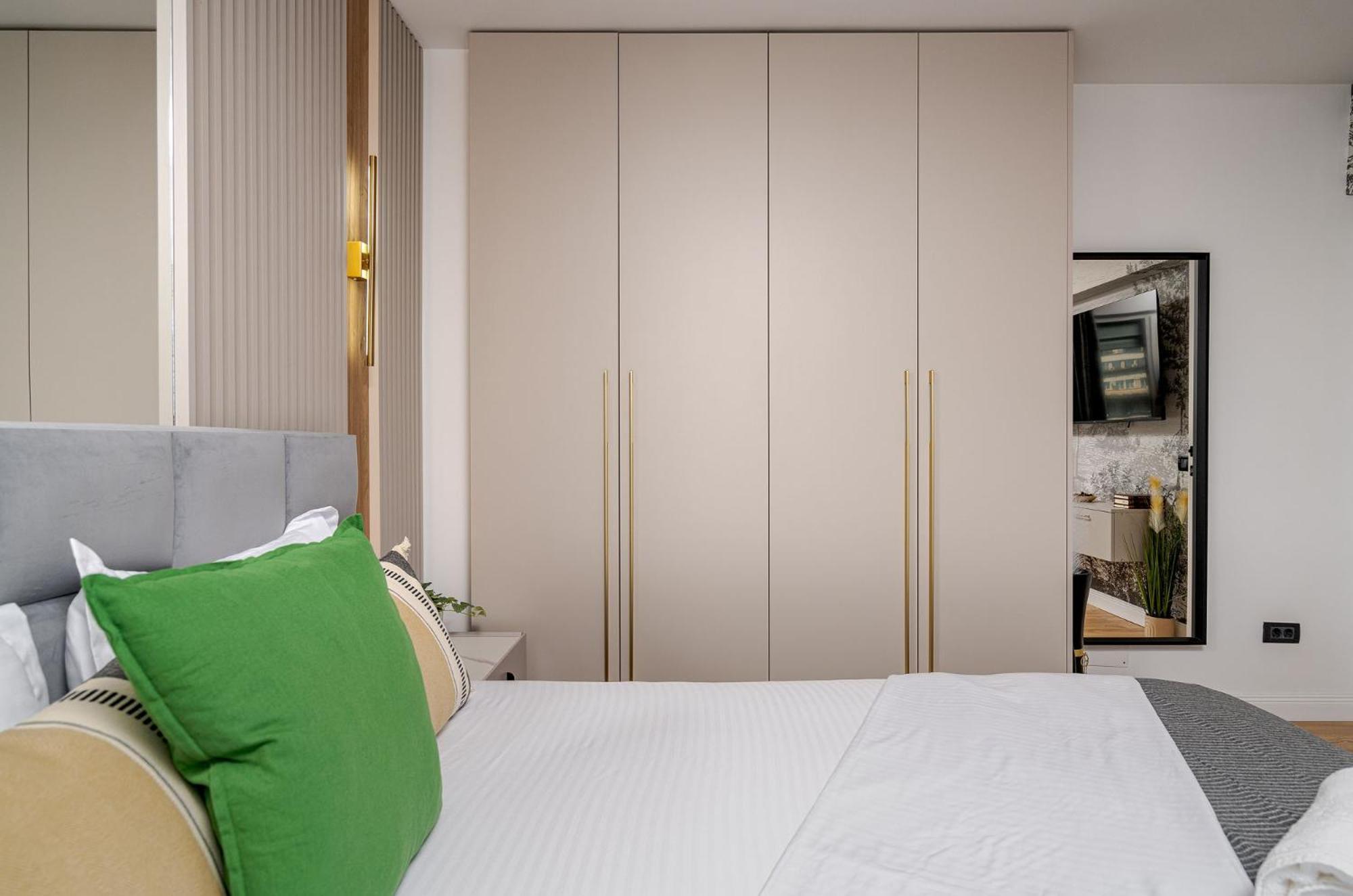 Romana Vibe Elegance In The Heart Of The City Bukares Bagian luar foto